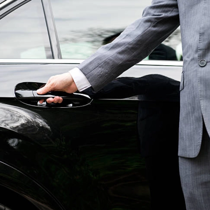 Read more about the article Elevate Your Corporate Standards: Premium Corporate Travel in Abu Dhabi with National Limo